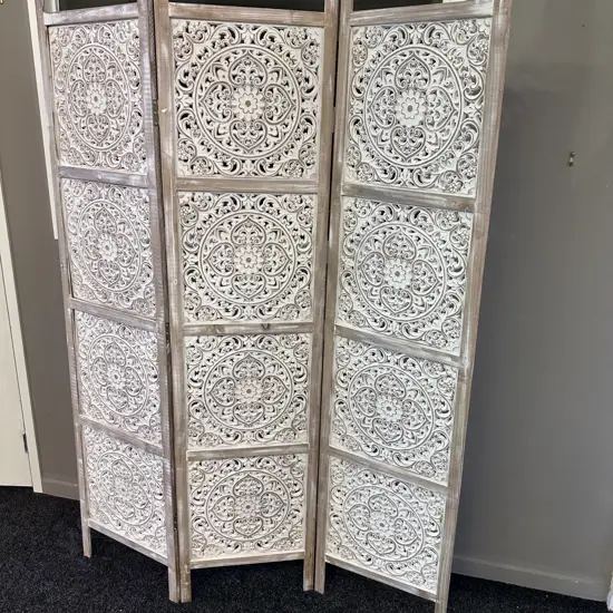 White 3 Panel Room Divider Privacy Screen With Ornate Pierced Pattern. 170 x 122cm